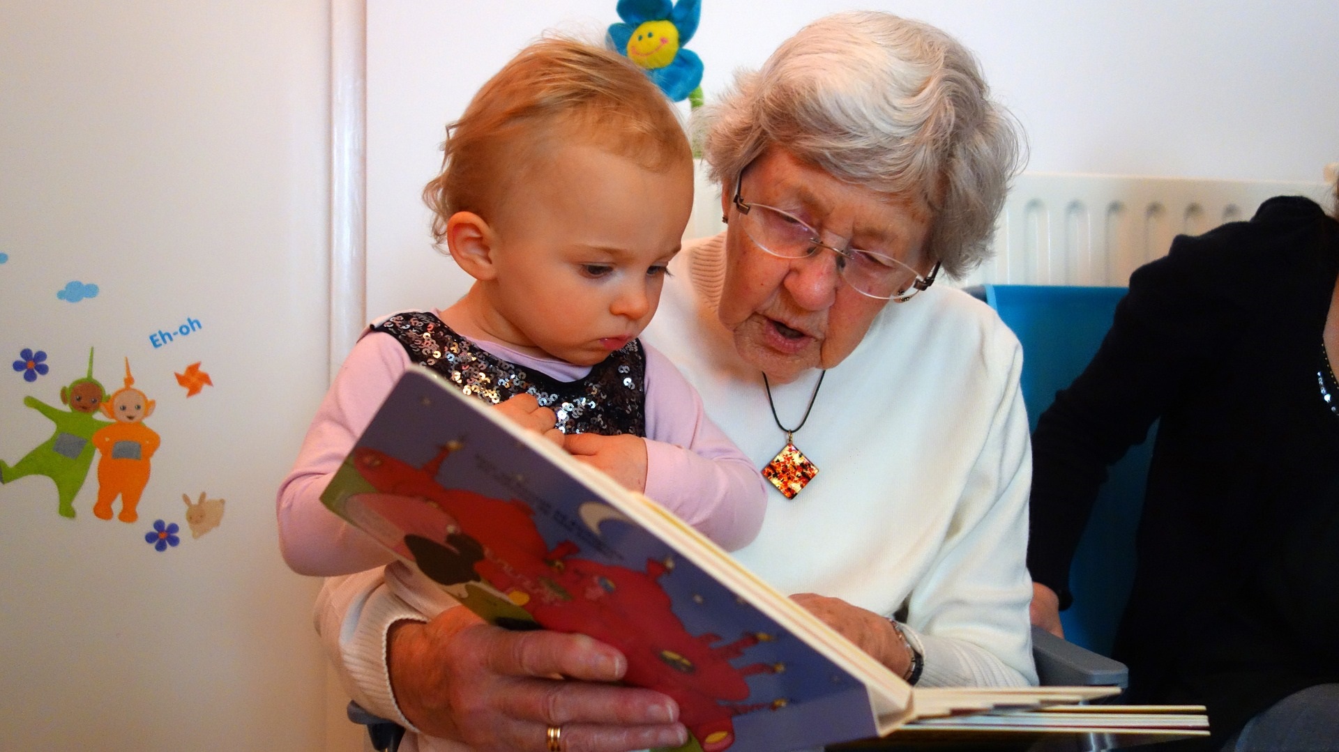 Abuela leyendo cuento