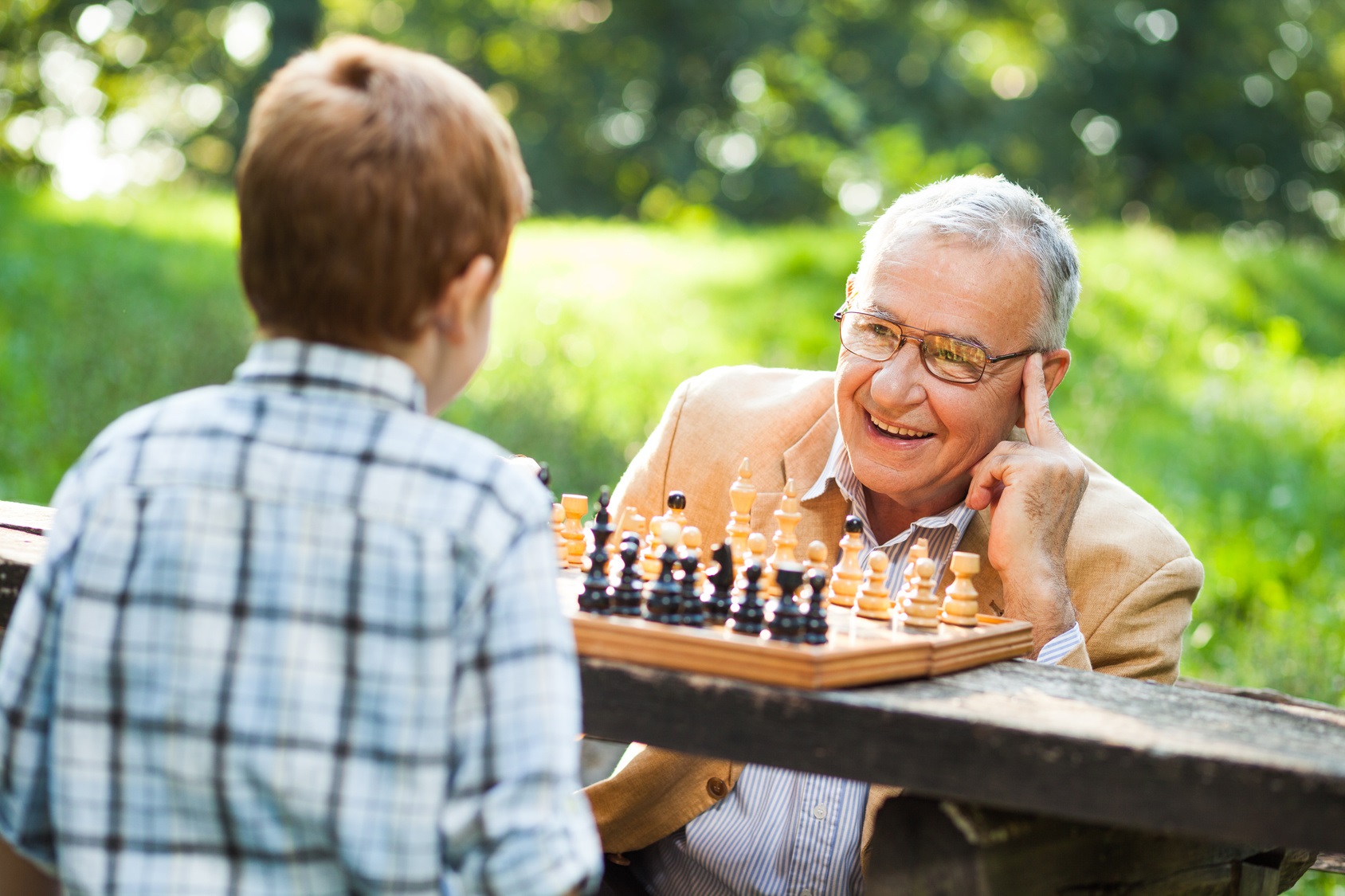 abuelo y nieto jugando al ajedrez