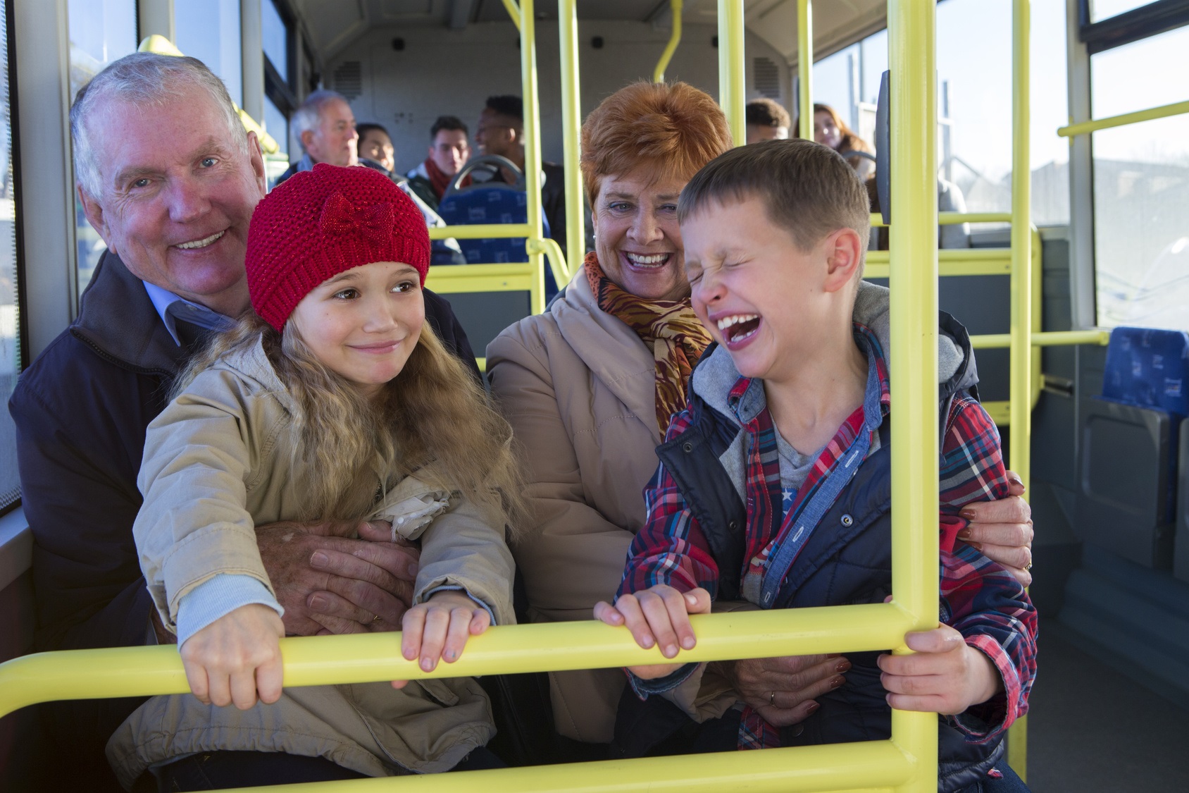 Niños con abuelos en autobús