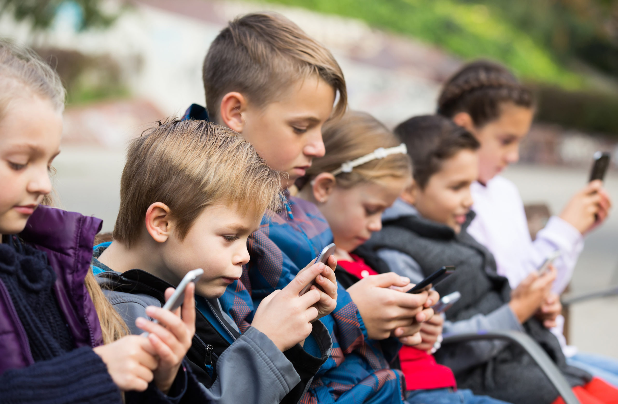 Niños en parque con móvil